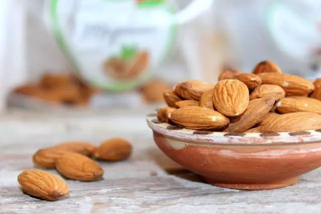 nutrition facts of almonds